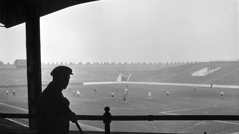 Служител на Манчестър Сити гледа тренировката на тима на 

"Мейн роуд" през 1951-а. Сити играе 80 години на този 

стадион (1923-2003)