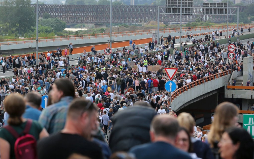 Десетки хиляди сърби излязоха на протест срещу насилието