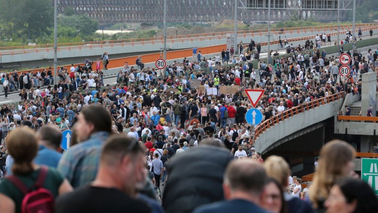 Десетки хиляди сърби излязоха на протест срещу насилието