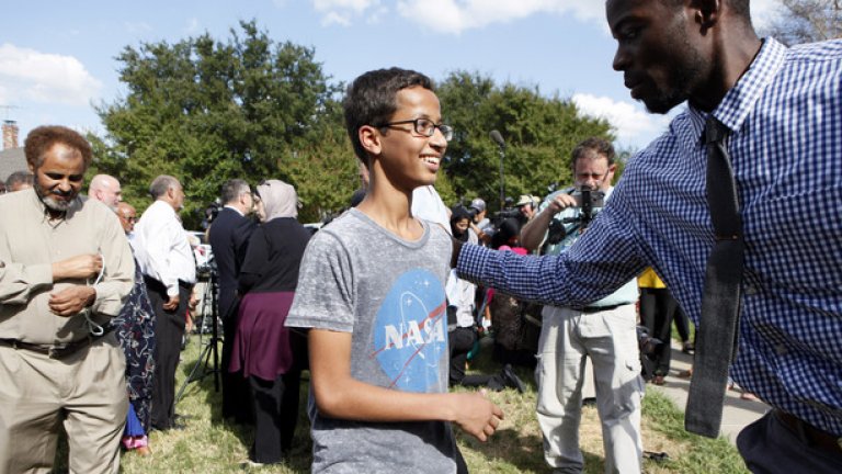Облечен с тениска на НАСА, ученикът даде импровизирана пресконференция за журналисти пред дома си в град Ървинг, с която прие поканата на Обама и съжали, че учителите са възприели погрешно изобретението.