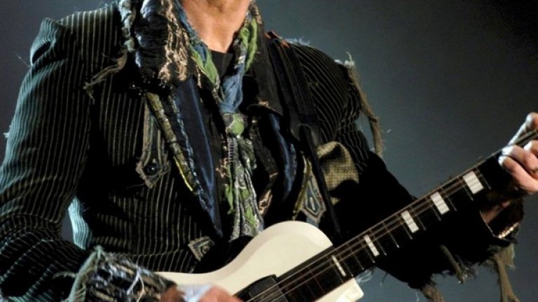 Дейвид Боуи
Цяла една вселена в музиката, артистичен хамелеон, спечелил любовта на няколко поколения фенове. Почина на 10 януари на 69 г.