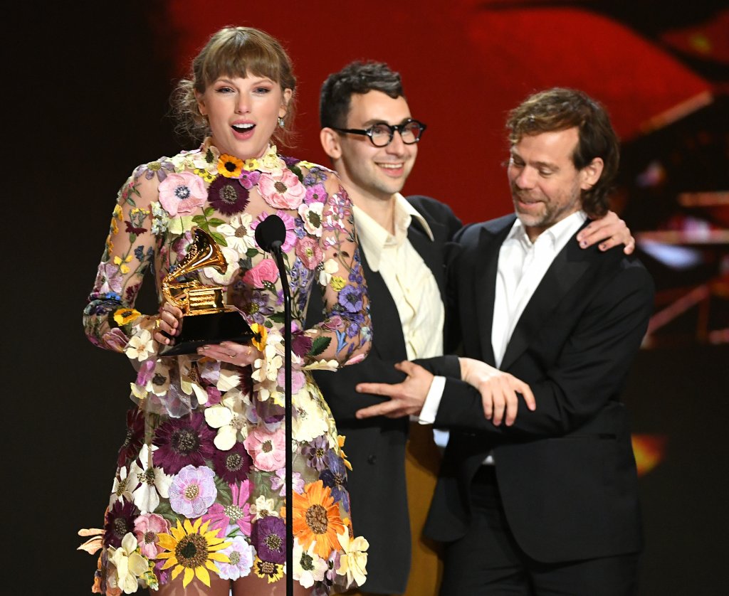 Тейлър Суифт също имаше историческа вечер, печелейки за рекорден трети път наградата за най-добър албум на годината за "Folklore".