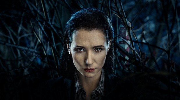 Александра Поплавски е в ролята на студената прокурорка Ига Добосч, която разследва убийството в планината