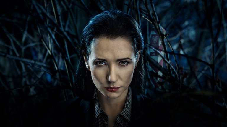 Александра Поплавски е в ролята на студената прокурорка Ига Добосч, която разследва убийството в планината