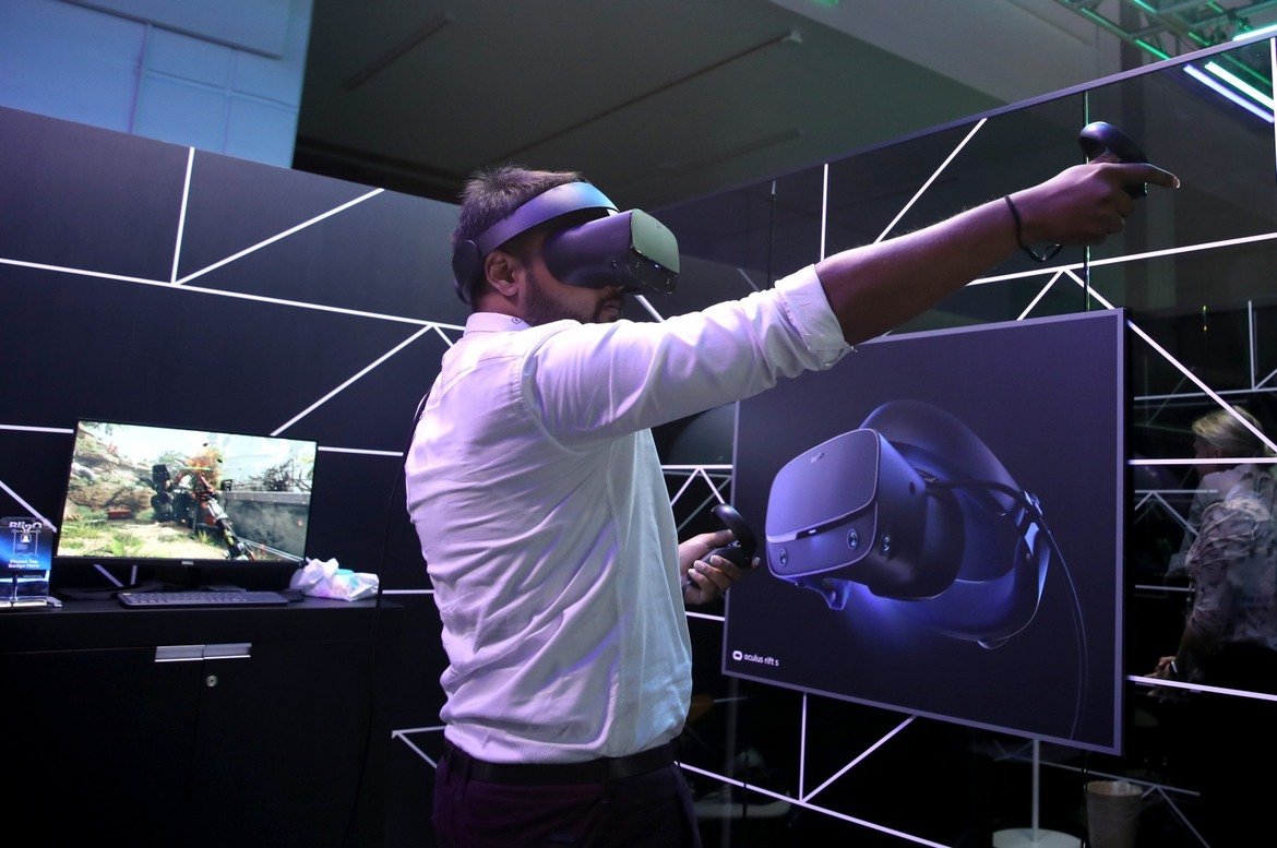 Facebook вече инвестират в технологии за виртуална реалност - като Oculus Rift (на снимката). Според Зукърбърг бъдещето е именно в тази насока. Той посочва, че както смартфоните са били платформата на миналото десетилетие, така очилата с добавена реалност ще намерят място в живота ни през новото.