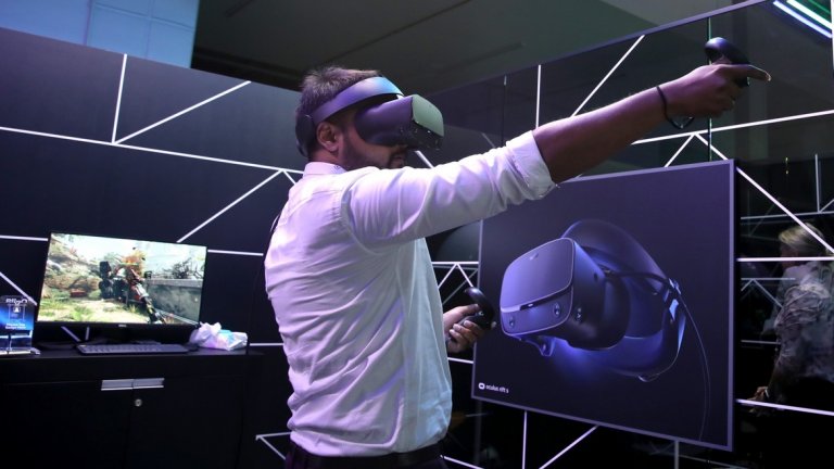 Facebook вече инвестират в технологии за виртуална реалност - като Oculus Rift (на снимката). Според Зукърбърг бъдещето е именно в тази насока. Той посочва, че както смартфоните са били платформата на миналото десетилетие, така очилата с добавена реалност ще намерят място в живота ни през новото.