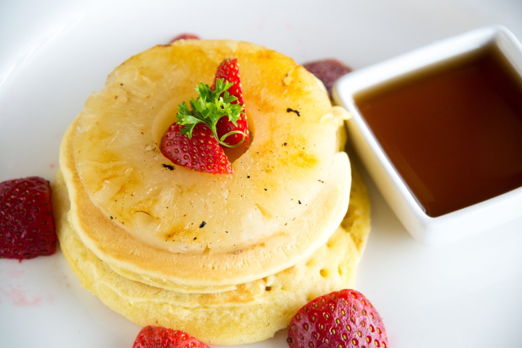 Ананасови палачинкиАко имате консерва ананас и се чудите какво да я правите, направете си пухкави палачинки. Приготвяме си стандартна гъста смес за палачинки от прясно мляко, яйца и брашно, но слагаме и половин лъжичка бакпулвер. На дъното на леко намаслен тиган слагаме шайба ананас и заливаме със сместа. Печем до стягане на тестото и обръщаме, за да се запече и от другата страна.

Поднасяме палачинките с пудра захар, плодове и течен шоколад. Можем да ги полеем и с течен мед. Тези палачинки могат да се приготвят и с шайби ябълка, круша или дюли.