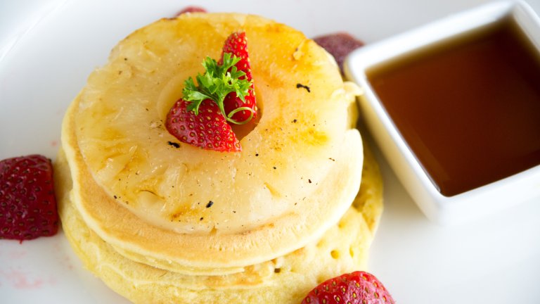 Ананасови палачинкиАко имате консерва ананас и се чудите какво да я правите, направете си пухкави палачинки. Приготвяме си стандартна гъста смес за палачинки от прясно мляко, яйца и брашно, но слагаме и половин лъжичка бакпулвер. На дъното на леко намаслен тиган слагаме шайба ананас и заливаме със сместа. Печем до стягане на тестото и обръщаме, за да се запече и от другата страна.

Поднасяме палачинките с пудра захар, плодове и течен шоколад. Можем да ги полеем и с течен мед. Тези палачинки могат да се приготвят и с шайби ябълка, круша или дюли.