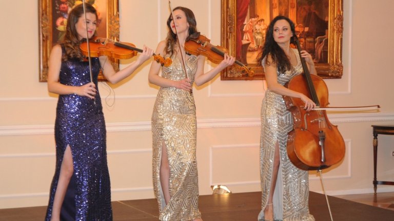 За страхотното ни настроение се грижеха елегантните дами от трио "Хипнотик".