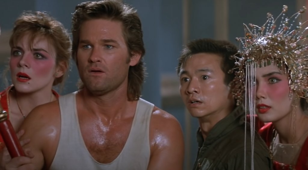 Big Trouble in Little China

Пълна мистерия е как класиката с Кърт Ръсел има 78% рейтинг в Rotten Tomatoes и оценка 7,3 в IMDB. Big Trouble in Little China е пълен провал при излизането си и се превръща в боксофис бомба. С времето обаче става изключително популярен със своя собствена армия фенове. Макар и да не получава продължение, все пак покрай него излизат комикси, настолни игри и игри с карти. Смята се, че дори образът на злия магьосник Дейвид Ло Пан е повлиял върху създаването на героите Raiden и Shang Tsung от поредицата игри Mortal Kombat. Евала, Ръсел! Евала, Карпентър!