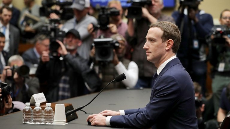 Той отговаря на въпроси за сигурността на данните на потребителите във Facebook
